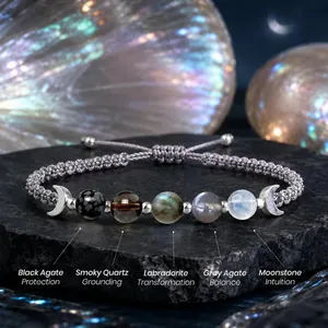 Macro del bracciale con pietre di luna, cristalli e ciondoli a fasi lunari.