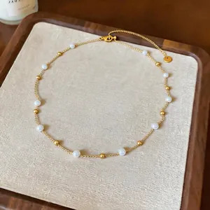 Elegante Perlenhalskette im französischen Stil mit Goldperlen für modische Damen