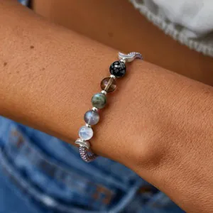 Vista dettagliata del bracciale con fasi lunari, pietra di luna e ossidiana al polso