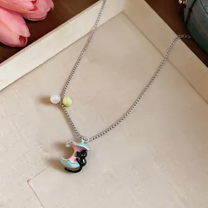 Collana con pendente gatto mela smaltato con perla iridescente e perla verde