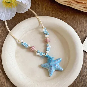 Vista dettagliata della collana in ceramica con pendente a forma di stella