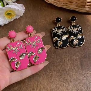 Orecchini a goccia rettangolari floreali vintage con strass in colori rosa e nero