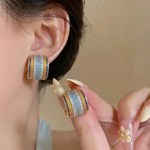 Pendientes de botón cuadrados exagerados con circonitas de colores y baño de oro