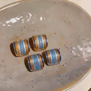 Elegantes pendientes cuadrados con circonitas de colores en acabado dorado y plateado