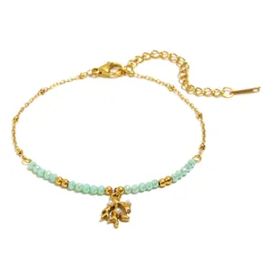 Elegantes 18K vergoldetes Edelstahl-Perlenarmband mit feinem Minze-Korallen-Anhänger.