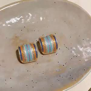 Pendientes de botón cuadrados dorados con pavé de circonitas de colores muy vivos