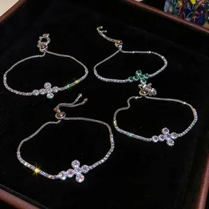Elegante Zirkon Kreuz Armbänder mit verstellbarer Kette auf einem schwarzen Samttablett