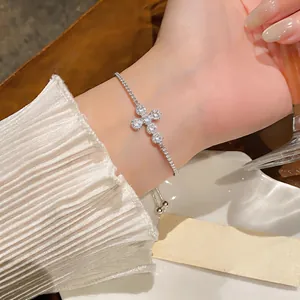 Nahaufnahme eines eleganten Zirkon-Kreuzarmbands in Silber-Finish am Handgelenk