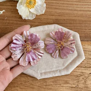 Eleganti orecchini a lobo a forma di fiore oversize con sfumature rosa e dettagli dorati