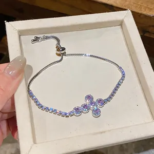 Elegante Nahaufnahme eines funkelnden Zirkon-Kreuzarmbands mit verstellbarem Gleitverschluss.