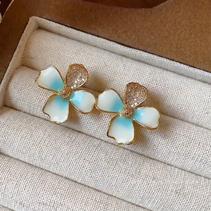 Orecchini a lobo a fiore placcati oro 18 carati con smalto blu e zirconi scintillanti