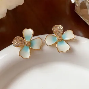 Eleganti orecchini a fiore con smalto blu sfumato e zirconi incastonati