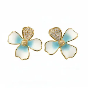 Orecchini a lobo a fiore placcati oro 18k con smalto blu e petali pavimentati in zirconi