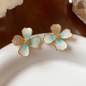 Eleganti orecchini a fiore placcati oro 18k con smalto blu e dettagli in zircone