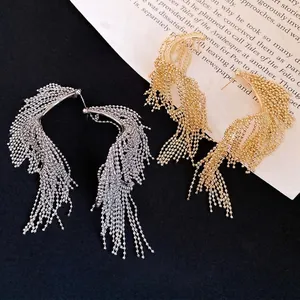 Elegantes pendientes geométricos con flecos de borla en acabado dorado y plateado