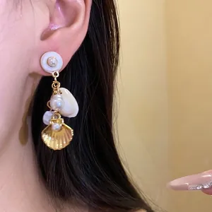 Elegantes pendientes colgantes de perlas y conchas doradas con estilo playero chic