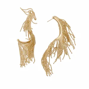 Pendientes elegantes de borlas doradas con un diseño geométrico retorcido para mujeres.