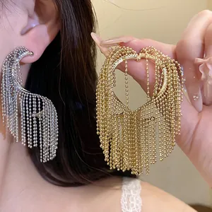 Macro de pendientes de aro retorcidos con flecos largos de cuentas
