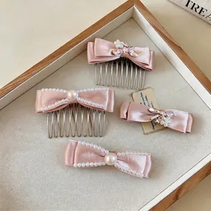 Elegantes Set aus rosa Satin-Haarspangen und Kämmen mit Perlen- und Kristalldekoration