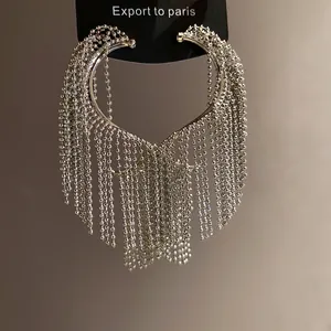 Elegantes pendientes geométricos plateados con borlas largas de cadena de cuentas.