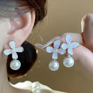 Eleganti Orecchini a Bottone Francesi a Forma di Fiore con Perla Artificiale e Perno in Argento Sterling 925 Regalo Gioielli