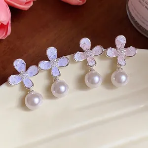 Eleganti orecchini a fiore con perle stile francese con cristalli e perni in argento