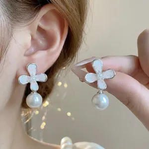 Eleganti orecchini a fiore con perla stile francese per la moda femminile chic