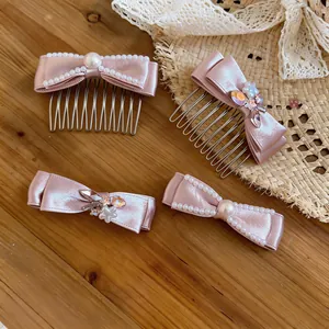 Detaillierte Ansicht des rosa Stoffschleifen-Haarschmuck-Sets mit Perlen und Kristallen