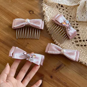 Detailansicht von eleganten rosa Satin-Haarspangen mit feinen Perlen und Kristalldetails