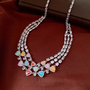 Collier de luxe à trois couches argentées avec pendentifs en cristal en forme de cœur