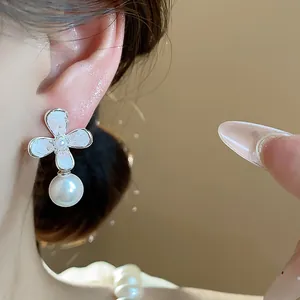 Eleganti orecchini a perno a forma di fiore bianco in stile francese con perla pendente