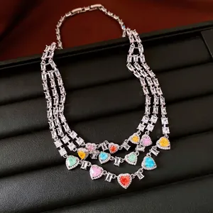 Collier de luxe multicouche avec des cristaux colorés en forme de cœur et diamants.