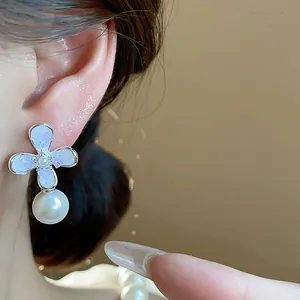 Eleganti orecchini a perno con fiori e perle in stile francese e raffinato ago d'argento.