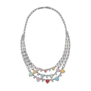 Collier argenté multicouche de luxe avec des pierres colorées en forme de cœur et strass.