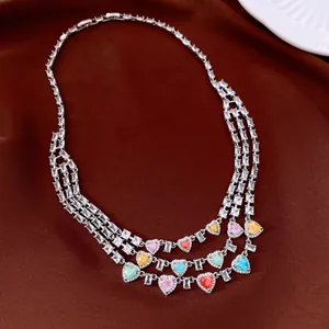 Collier argenté multi-rangs avec cristaux colorés en forme de cœur, vue détaillée
