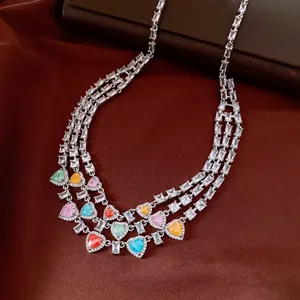 Collier multi-rangs élégant avec cristaux de cœur colorés sur fond de tissu marron