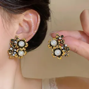 Orecchini a fiore in oro vintage con perle e strass vista dettagliata.