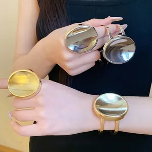 Ensemble bague et bracelet ovales en métal minimalistes en finition or et argent