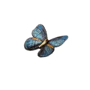 Squisita clip per capelli a farfalla ricamata blu iridescente con corpo dorato fine
