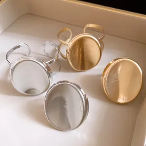 Vue détaillée de bagues et bracelets ovales minimalistes en métal doré et argenté