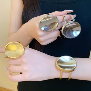 Vue détaillée de la bague ovale minimaliste en or et argent et du bracelet assorti