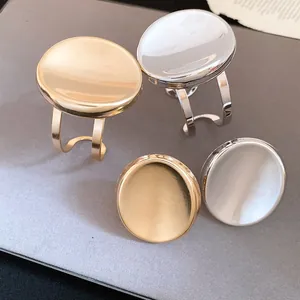 Vue détaillée de bagues ouvertes ovales métalliques minimalistes en or et argent