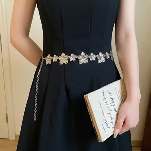 Elegante cintura a catena in metallo argentato con fiori per abito nero da donna