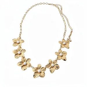 Elegante catena in vita in metallo dorato con fiori di perle decorati e maglia regolabile