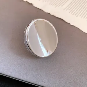 Détail macro d'une bague ovale en métal argenté poli avec finition miroir lisse