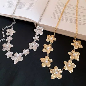 Primo piano elegante di catene da vita floreali in metallo oro e argento con perle