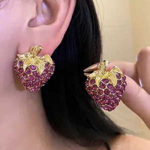 Boucles d'Oreilles Clous Fraise Vintage de Luxe pour Femmes Style Palais Alliage Incrusté de Strass Violets Bijoux de Mode Cadeau