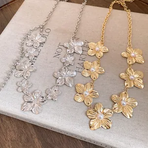 Dettaglio di catene da vita in metallo oro e argento con fiori di perle eleganti