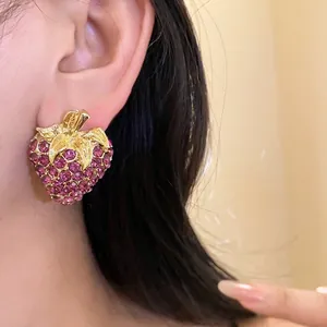 Élégantes boucles d'oreilles fraises roses étincelantes en strass avec tiges en argent