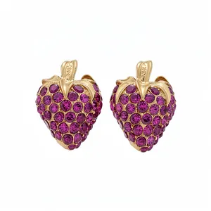 Élégantes boucles d'oreilles fraise avec strass violets et aiguilles en argent doré